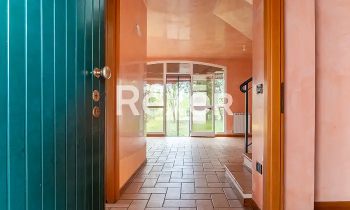 Rexer-Ferrara-Soluzione-semiindipendente-libera-su-quattro-lati-con-corte-e-box-Altro