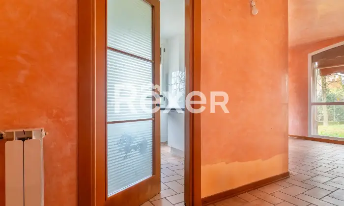 Rexer-Ferrara-Torre-su-quattro-livelli-con-corte-privata-e-box-auto-Altro