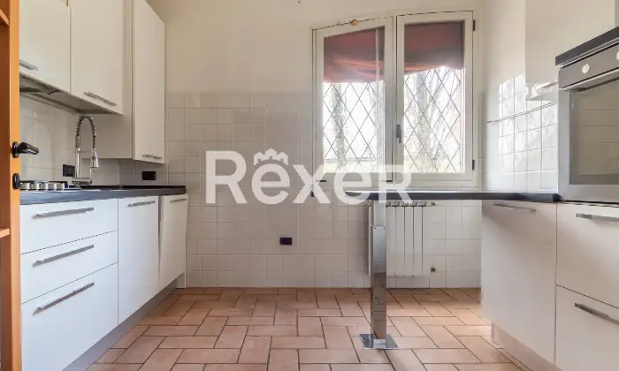 Rexer-Ferrara-Torre-su-quattro-livelli-con-corte-privata-e-box-auto-Altro