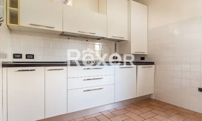 Rexer-Ferrara-Torre-su-quattro-livelli-con-corte-privata-e-box-auto-Altro