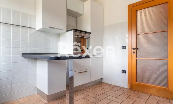 Rexer-Ferrara-Torre-su-quattro-livelli-con-corte-privata-e-box-auto-Altro