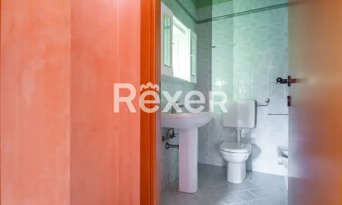 Rexer-Ferrara-Soluzione-semiindipendente-libera-su-quattro-lati-con-corte-e-box-Altro