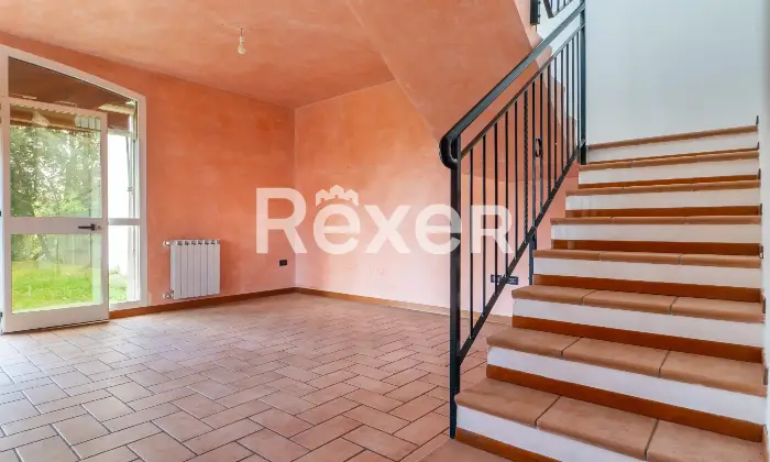 Rexer-Ferrara-Soluzione-semiindipendente-libera-su-quattro-lati-con-corte-e-box-Altro