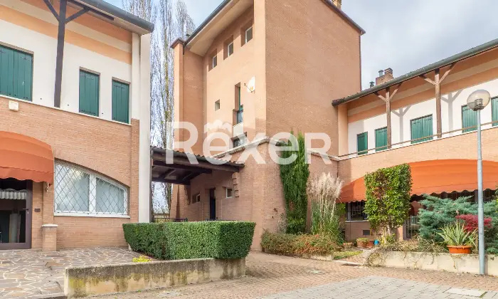 Rexer-Ferrara-Torre-su-quattro-livelli-con-corte-privata-e-box-auto-Altro