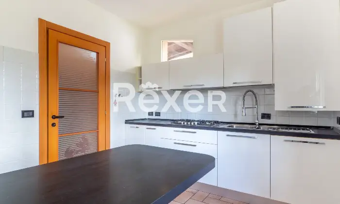 Rexer-Ferrara-Torre-su-quattro-livelli-con-corte-privata-e-box-auto-Altro