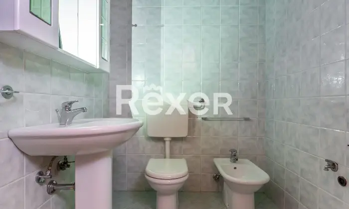 Rexer-Ferrara-Soluzione-semiindipendente-libera-su-quattro-lati-con-corte-e-box-Altro