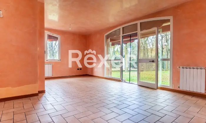 Rexer-Ferrara-Torre-su-quattro-livelli-con-corte-privata-e-box-auto-Altro