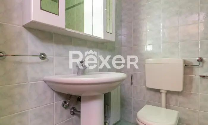 Rexer-Ferrara-Soluzione-semiindipendente-libera-su-quattro-lati-con-corte-e-box-Altro