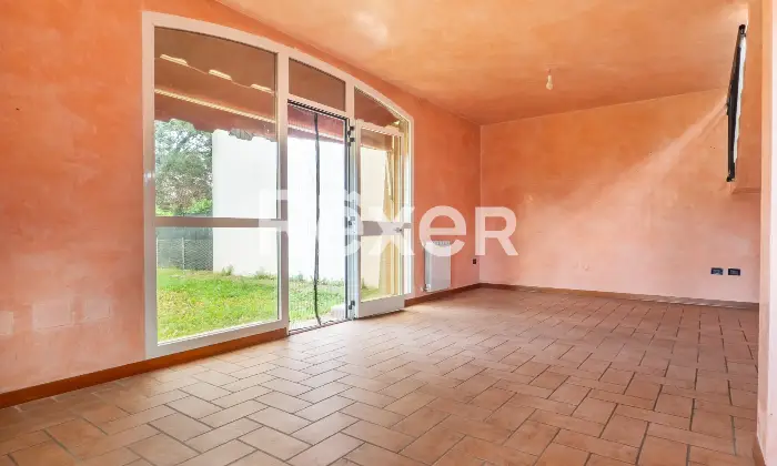 Rexer-Ferrara-Torre-su-quattro-livelli-con-corte-privata-e-box-auto-Altro