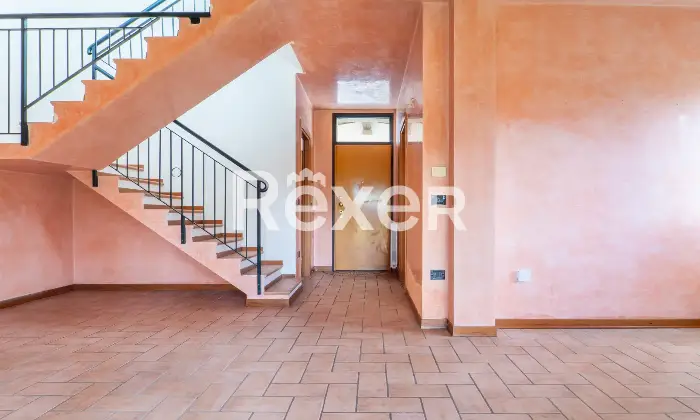 Rexer-Ferrara-Soluzione-semiindipendente-libera-su-quattro-lati-con-corte-e-box-Altro