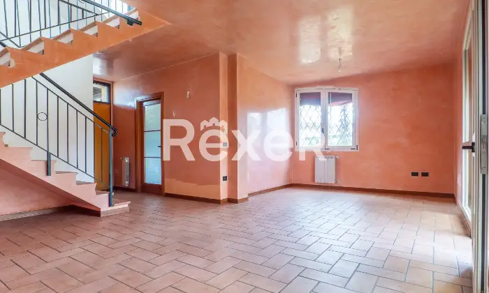 Rexer-Ferrara-Torre-su-quattro-livelli-con-corte-privata-e-box-auto-Altro