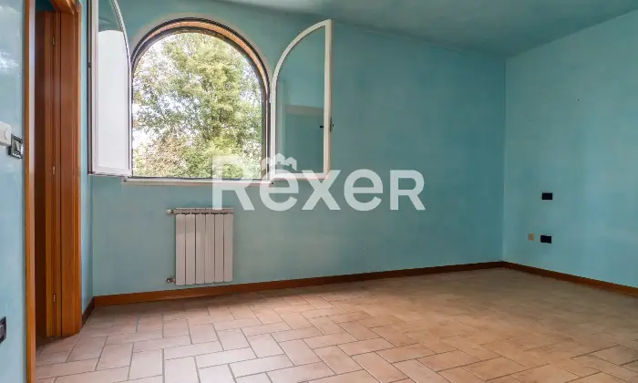 Rexer-Ferrara-Torre-su-quattro-livelli-con-corte-privata-e-box-auto-Altro