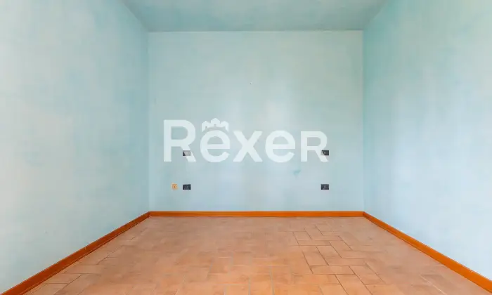 Rexer-Ferrara-Soluzione-semiindipendente-libera-su-quattro-lati-con-corte-e-box-Altro