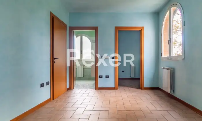 Rexer-Ferrara-Soluzione-semiindipendente-libera-su-quattro-lati-con-corte-e-box-Altro