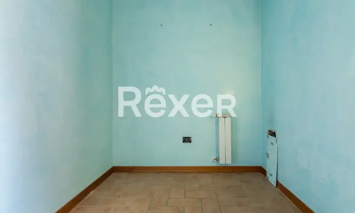 Rexer-Ferrara-Torre-su-quattro-livelli-con-corte-privata-e-box-auto-Altro