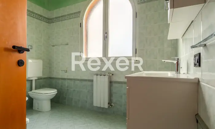 Rexer-Ferrara-Torre-su-quattro-livelli-con-corte-privata-e-box-auto-Altro