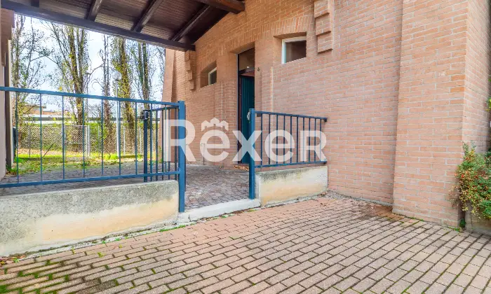 Rexer-Ferrara-Torre-su-quattro-livelli-con-corte-privata-e-box-auto-Altro