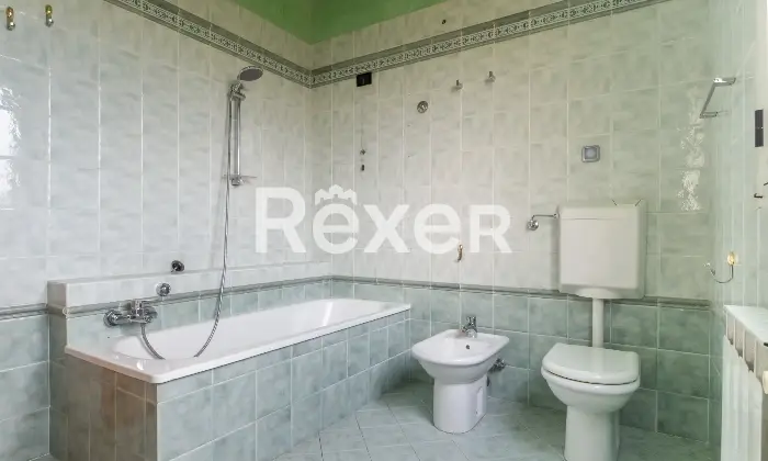 Rexer-Ferrara-Soluzione-semiindipendente-libera-su-quattro-lati-con-corte-e-box-Altro