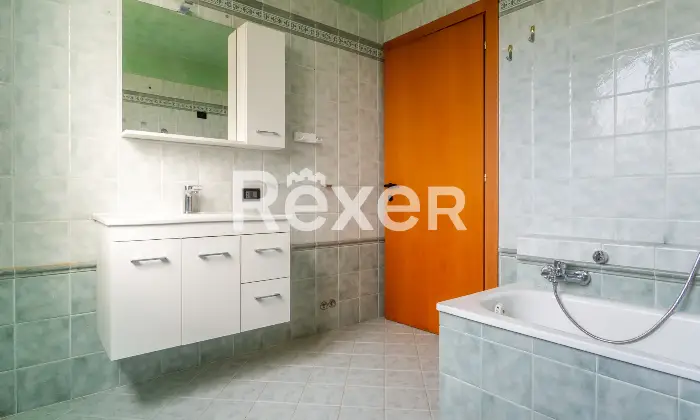 Rexer-Ferrara-Torre-su-quattro-livelli-con-corte-privata-e-box-auto-Altro