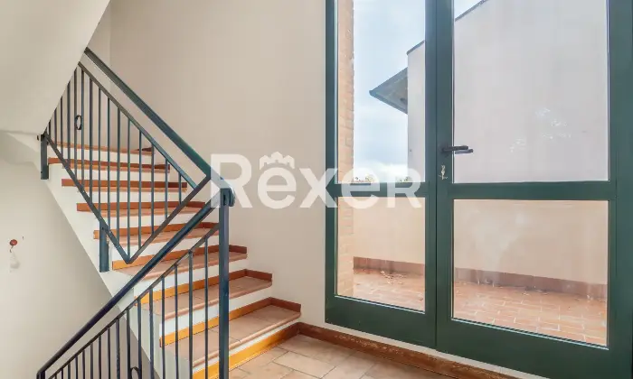 Rexer-Ferrara-Torre-su-quattro-livelli-con-corte-privata-e-box-auto-Altro