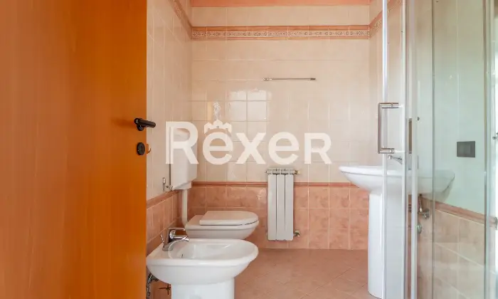 Rexer-Ferrara-Soluzione-semiindipendente-libera-su-quattro-lati-con-corte-e-box-Altro