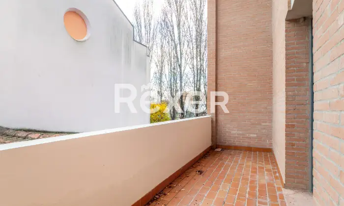 Rexer-Ferrara-Soluzione-semiindipendente-libera-su-quattro-lati-con-corte-e-box-Altro