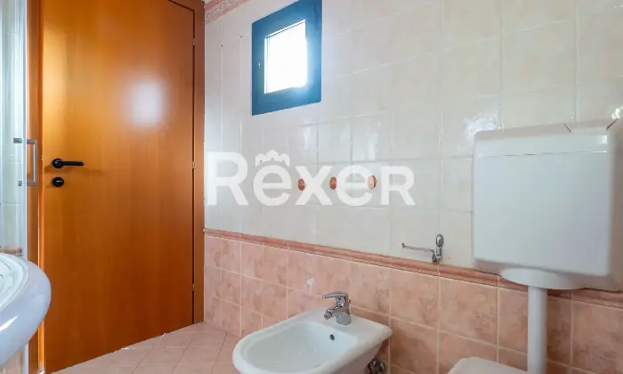 Rexer-Ferrara-Soluzione-semiindipendente-libera-su-quattro-lati-con-corte-e-box-Altro