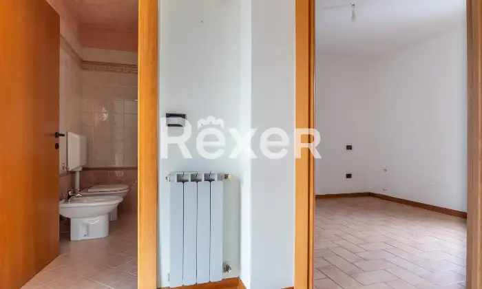Rexer-Ferrara-Torre-su-quattro-livelli-con-corte-privata-e-box-auto-Altro