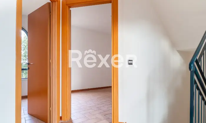 Rexer-Ferrara-Torre-su-quattro-livelli-con-corte-privata-e-box-auto-Altro