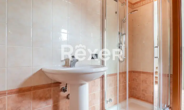 Rexer-Ferrara-Torre-su-quattro-livelli-con-corte-privata-e-box-auto-Altro