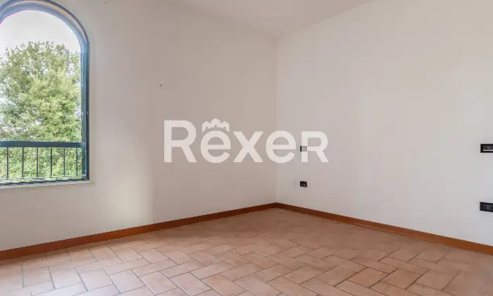 Rexer-Ferrara-Torre-su-quattro-livelli-con-corte-privata-e-box-auto-Altro