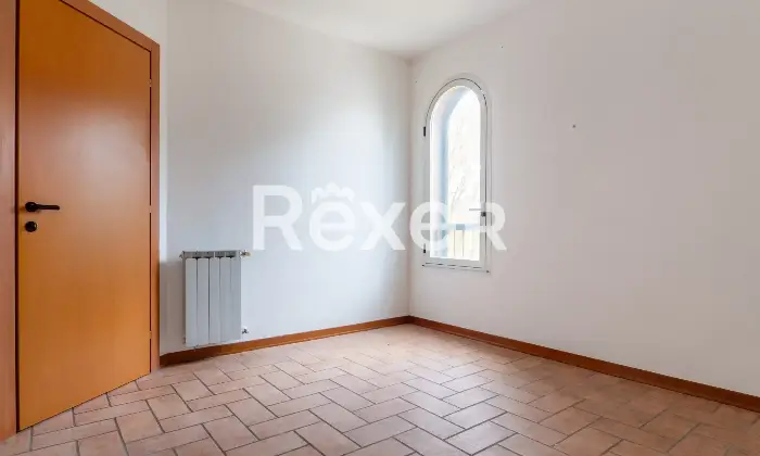 Rexer-Ferrara-Soluzione-semiindipendente-libera-su-quattro-lati-con-corte-e-box-Altro