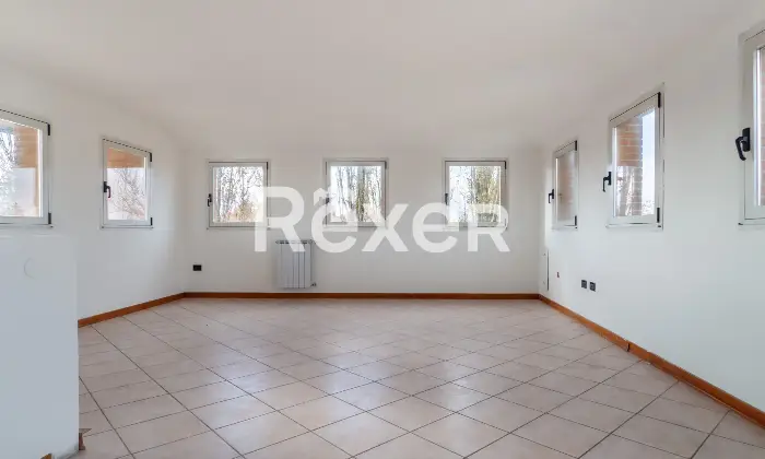 Rexer-Ferrara-Soluzione-semiindipendente-libera-su-quattro-lati-con-corte-e-box-Altro