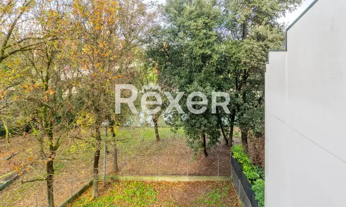 Rexer-Ferrara-Soluzione-semiindipendente-libera-su-quattro-lati-con-corte-e-box-Altro