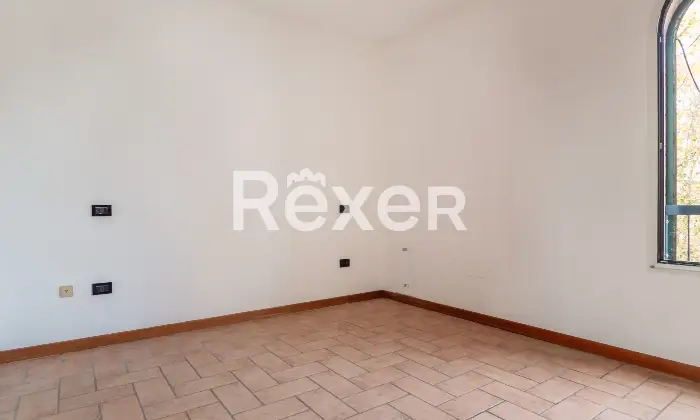 Rexer-Ferrara-Torre-su-quattro-livelli-con-corte-privata-e-box-auto-Altro