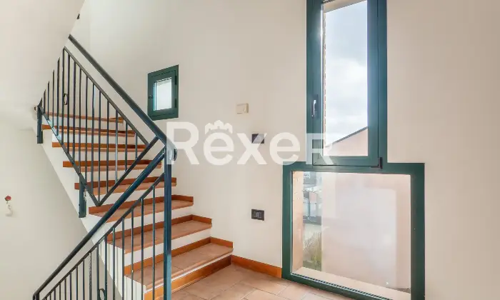 Rexer-Ferrara-Torre-su-quattro-livelli-con-corte-privata-e-box-auto-Altro