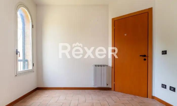 Rexer-Ferrara-Soluzione-semiindipendente-libera-su-quattro-lati-con-corte-e-box-Altro