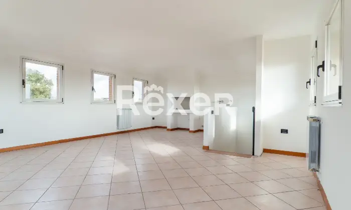 Rexer-Ferrara-Torre-su-quattro-livelli-con-corte-privata-e-box-auto-Altro