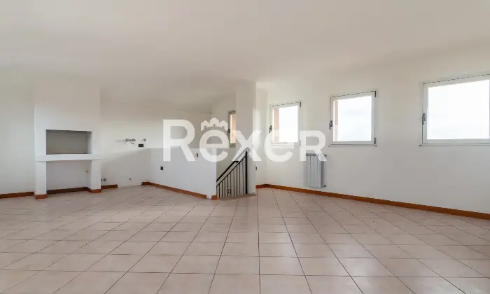 Rexer-Ferrara-Torre-su-quattro-livelli-con-corte-privata-e-box-auto-Altro