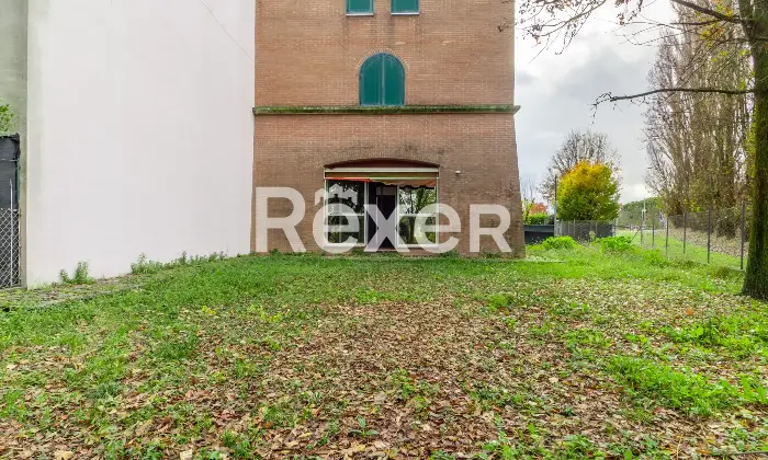 Rexer-Ferrara-Torre-su-quattro-livelli-con-corte-privata-e-box-auto-Altro