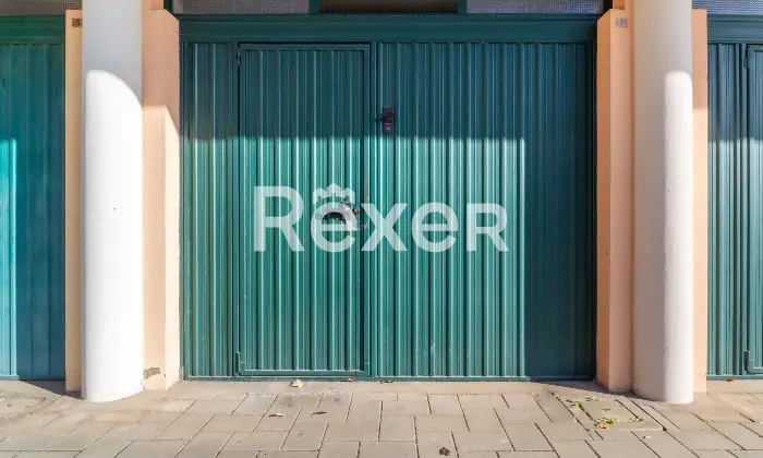 Rexer-Ferrara-Torre-su-quattro-livelli-con-corte-privata-e-box-auto-Altro
