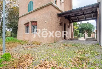 Rexer-Ferrara-Torre-su-quattro-livelli-con-corte-privata-e-box-auto-Altro