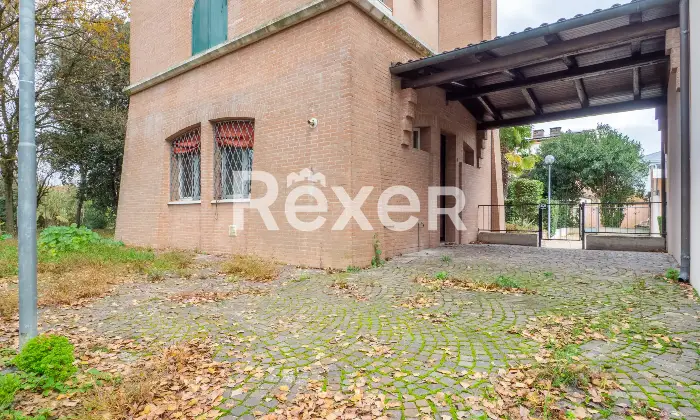 Rexer-Ferrara-Torre-su-quattro-livelli-con-corte-privata-e-box-auto-Altro