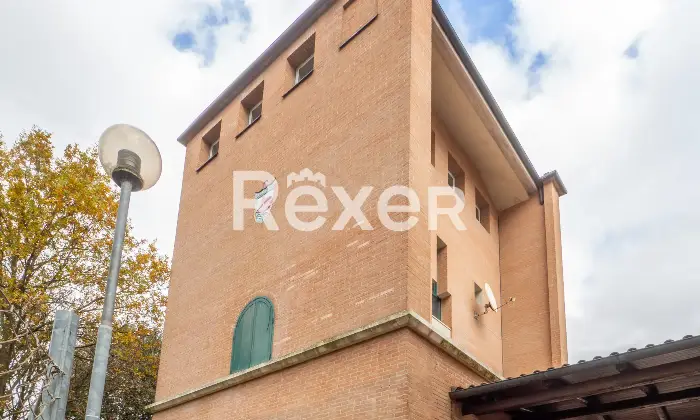 Rexer-Ferrara-Soluzione-semiindipendente-libera-su-quattro-lati-con-corte-e-box-Altro