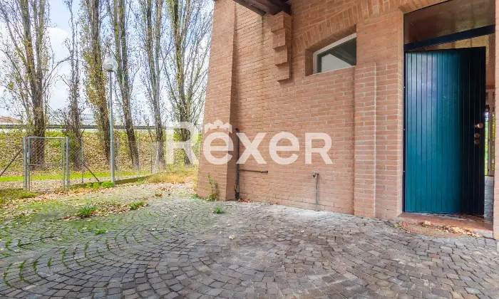 Rexer-Ferrara-Torre-su-quattro-livelli-con-corte-privata-e-box-auto-Altro