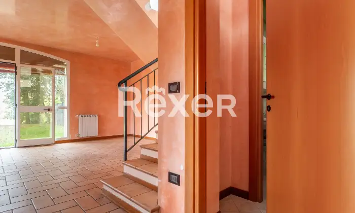 Rexer-Ferrara-Soluzione-semiindipendente-libera-su-quattro-lati-con-corte-e-box-Altro