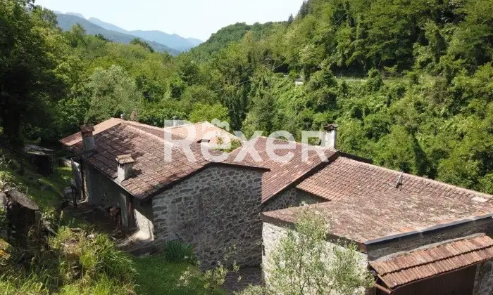 Rexer-Casola-in-Lunigiana-Mulino-del-libero-su-tre-lati-con-appartamentiannesso-Vista-aerea