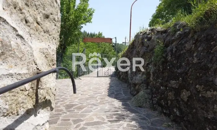Rexer-Casola-in-Lunigiana-Mulino-del-libero-su-tre-lati-con-appartamentiannesso-Giardino