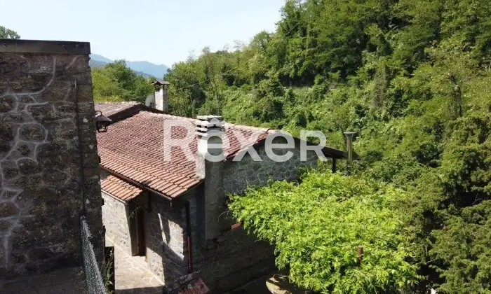 Rexer-Casola-in-Lunigiana-Mulino-del-libero-su-tre-lati-con-appartamentiannesso-Vista-aerea