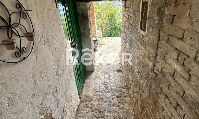 Rexer-Spoltore-Propriet-storica-sviluppata-su-tre-livelli-Altro